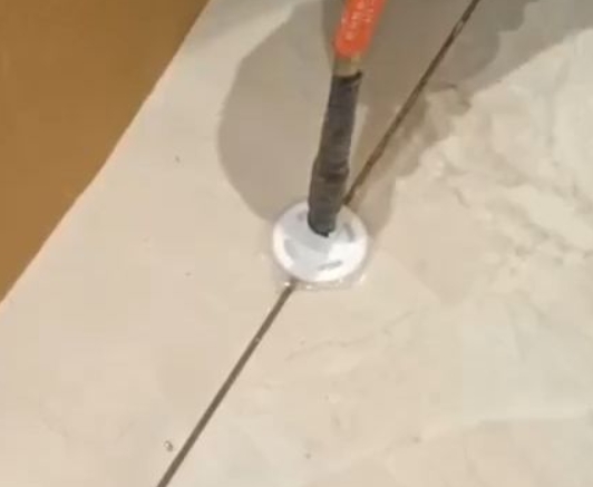 道县瓷砖空鼓维修公司专业解答瓷砖在铺贴过程中，如果没有涂抹均匀到位的粘结材料（如水泥砂浆或瓷砖胶），可能会导致以下问题
